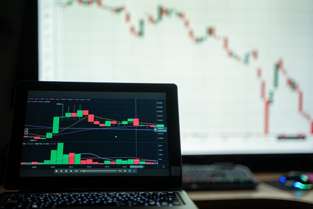 Discusión sobre cumplimiento legal en seguridad corporativa