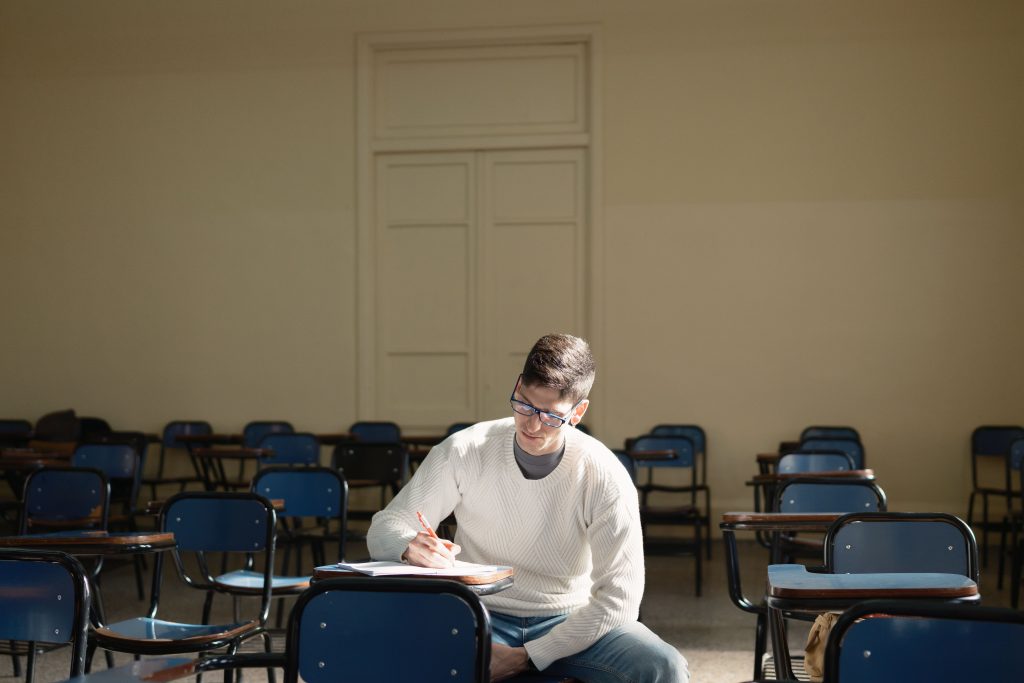 Empleado de oficina escribiendo una denuncia anónima en su computadora