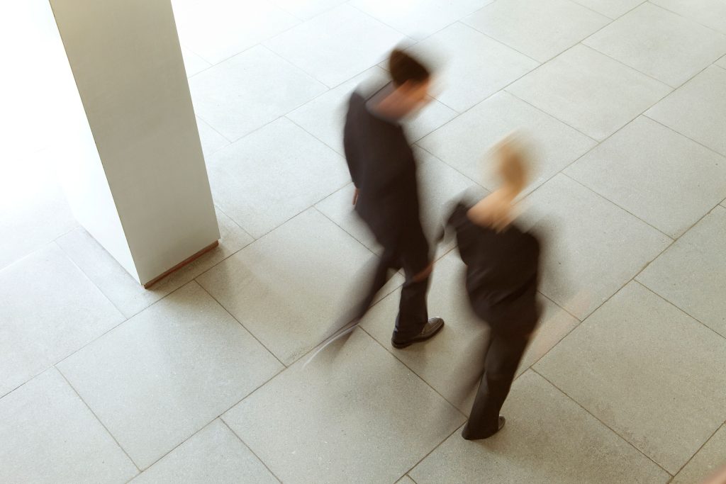 Reunión empresarial discutiendo sobre los riesgos de una denuncia sin pruebas.